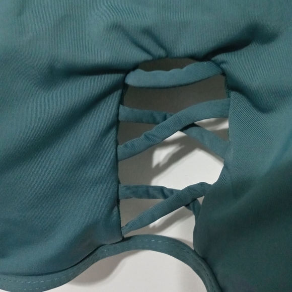 Coastal Waves Bikini Top Crisscross Front Double Straps. Removable Pads - Picture 4 of 8